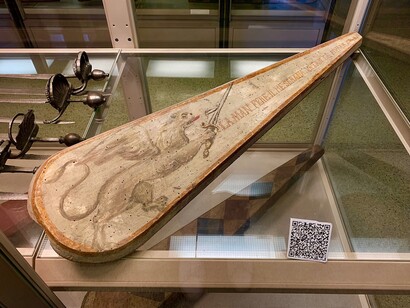  Targone da mostra del Gioco del Ponte di Pisa, con drago e motto, esposto al Museo Nazionale di Palazzo Reale di Pisa, Pisa, Italia