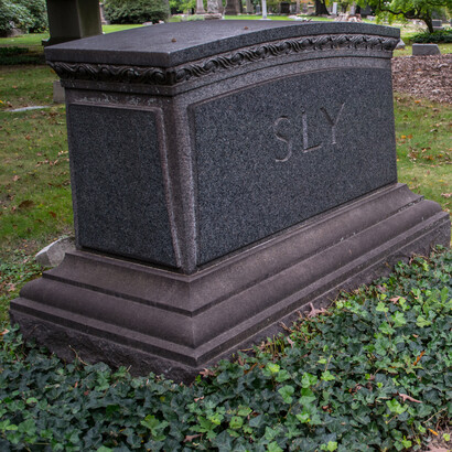 Parcela de la familia Sly en la sección 8 del cementerio Lake View de Cleveland, Ohio, Estados Unidos. La tumba de William Sly, fundador de la empresa, se encuentra en la parte inferior central, parcialmente visible. La tumba de Wilfred Sly se encuentra en el centro-derecha.