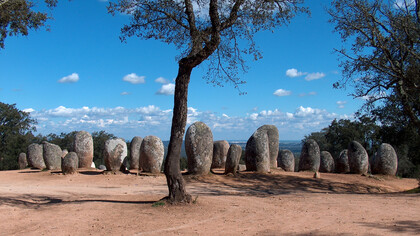 Le Cromlech des almendres au Portugal. Incroyable haut lieu énergétique mis en œuvre il y a plus de 6000 ans