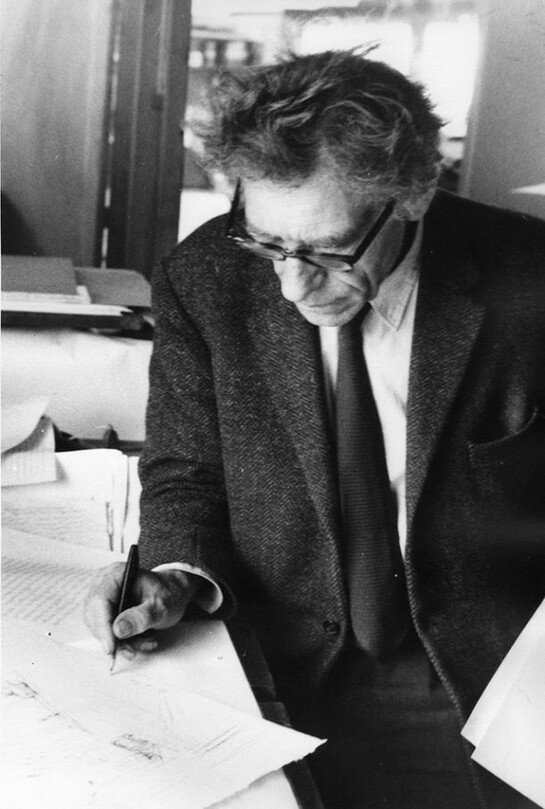 Alberto Giacometti signing the trial proof for the first plate of Paris sans fin at Mourlot’s print shop, Paris, c. 1964–65. Photo: Eli Lotar (D.R.) Collection Fondation Giacometti, Paris, inv. 2003-2639 © Estate Giacometti (Fondation Giacometti and ADAGP, Paris) 2014