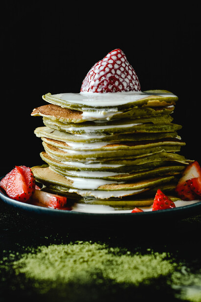 O pó do matchá tem origem da mesma espécie do chá branco, preto, verde e vermelho, a Camellia sinensis