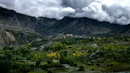 Regione del Muktinath, Nepal. Il Nepal è decisamente noto per la bellezza dei suoi paesaggi naturali. A nord si estende l’imponente catena dell’Himalaya, a sud si trova la pianura del Terai