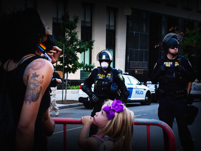 Una manifestante se dirige a dos agentes policiales en una protesta en Washington D.C., Estados Unidos