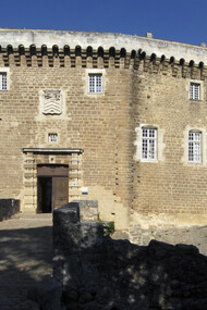Châteaux de Suze-la-Rousse. La façade ouest. © Emmanuel Georges