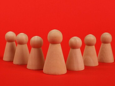 A leader supported by a cohesive team, reflecting the strength of collective commitment built on mutual understanding
