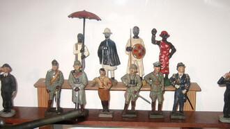 Soldados de juguete y figuritas producidas por Elastolin, Alemania, en la década de 1930, que representan a Adolf Hitler, militares de la Wehrmacht, probablemente Hindenburg, Mussolini, etc., Museu do Brinquedo (Museo del Juguete) en Sintra, Portugal