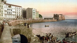 Una cartolina d'epoca con veduta di Napoli