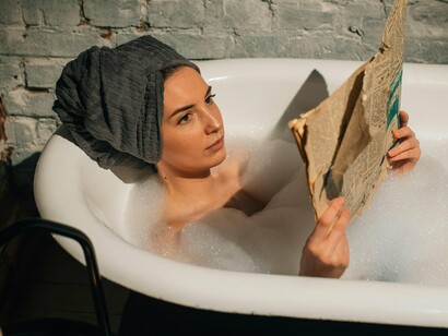 Cozinho em casa, exploro receitas de e-books ou redes sociais - procuro descascar mais e desembalar menos - intensifiquei a minha prática de atividade física, deixei a academia e vou para a rua correr - valorizo o tempo em casa e por isso optei pelo trabalho remoto