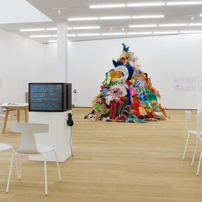 Andrea Fraser, «I 
just don’t like eggs!» Andrea Fraser on collectors, collecting, collections, vista della mostra. Per gentile concessione della Fondazione Antonio Dalle Nogare