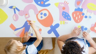 Crianças desenvolvem suas habilidades criativas com manualidades