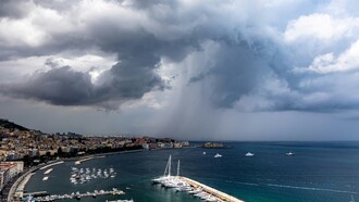 Dalla costiera il mare sembra infinito. A Napoli, il golfo lo stringe e non dà quella sensazione di immenso