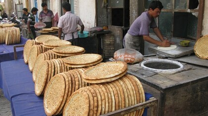 Panettieri di strada che sfornano naan nel cuore di Kashgar, Cina. Foto di Giò Barbieri