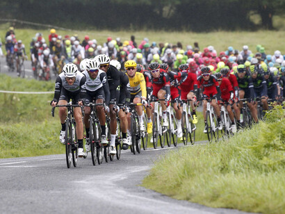 Ciclisti in azione durante una tappa del Tour de France
