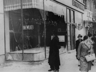 Una tienda de propietarios judíos arrasada tras la «Kristallnacht»