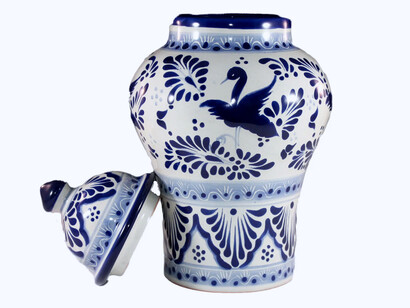 Tibor de talavera poblana con decorado en azul cobalto tradicional