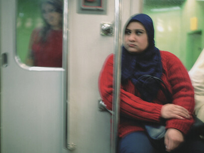 Metro #20 (Métro no 20), de la série The Metro (Le métro), 2003, Rana El Nemr (Égyptienne, née en Allemagne en 1974)
Épreuve pigmentaire, Achat du Musée grâce aux fonds généraux et grâce à au Abbott Lawrence Fund, Avec l’aimable autorisation du Museum of Fine Arts, Boston. Image reproduite avec la permission de l’artiste