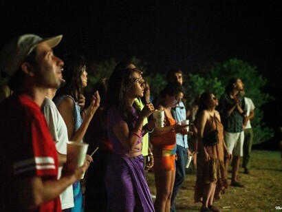 Festival di Castello dell’Arso, Mandatoriccio, Calabria, Italia. Ci sono esposizioni d'arte, cortometraggi proiettati in un cinema allestito appena sopra l'uliveto e una vasta gamma di corsi, workshop e attività. © Marilu Parisi