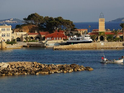 Panorama sul molo di Bandol, Costa Azzurra, Francia