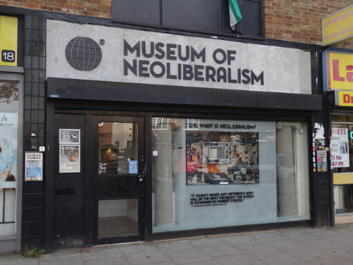 Milton Friedman inventa una filosofía que dice: primero, que el mercado es autoequilibrante, y segundo, que cada equilibrio de mercado es óptimo. Museo del Neoliberalismo, 16 Eltham Road, Londres, Inglaterra