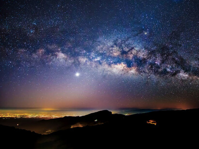 Cielo nocturno con la Vía Láctea: la finalidad del reloj interno es la adaptación de los seres vivos a las condiciones rítmicas del planeta