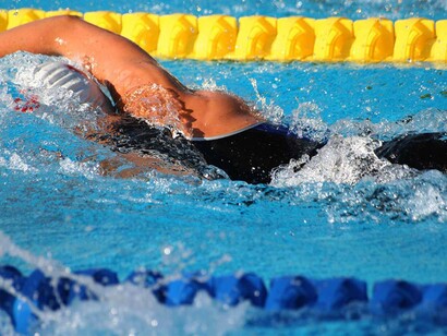 Un nadador en una piscina