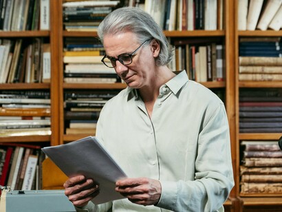 Nesse novo modelo de comunicação e de informação, o bibliotecário deve estar atento às interações de seus usuários para que a produção de conteúdo seja mais estratégica. O papel do bibliotecário deixou de ser estático, em que o profissional atende às demandas solicitadas pelo usuário da biblioteca, e passou a ser dinâmico, proativo e com espírito de iniciativa, indo ao encontro do usuário nos espaços em que ele se encontra e procura informação