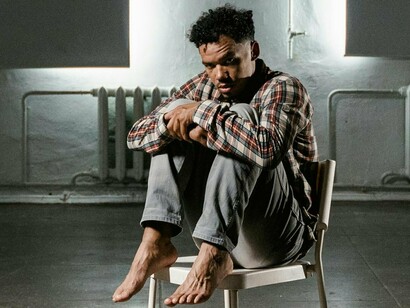 Na minha época de estudante os hospitais psiquiátricos eram confusos e cheiravam mal, mas aqueles que rompiam com uma realidade sufocante eram detidos como loucos e nos solicitavam cigarros ou havaianas, como únicos objetos concretos de ponte com a realidade. E hoje de qual realidade estamos falando, se passamos o tempo na vida virtual, fechados em nós mesmos, criando fantasias e ilusões e tomando como verdade, aquilo que não é real