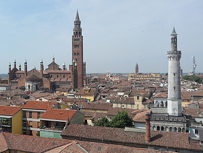 Cremona: a sinistra il Torrazzo, a destra la ciminiera della filanda Bertarelli