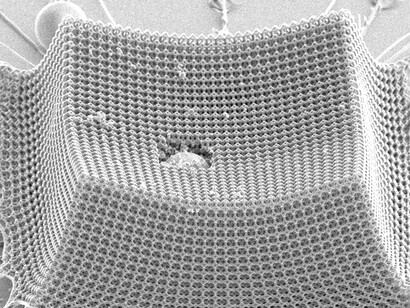 La fibra de aramida, más comúnmente conocida como Kevlar, es la fibra sintética que se usa con mayor frecuencia en chalecos antibalas y cascos balísticos