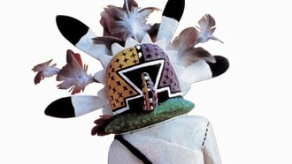 Una “bambola kachina”. A differenza degli oggetti kachina sacri, queste bambole possono essere vendute e acquistate liberamente. © Survival International