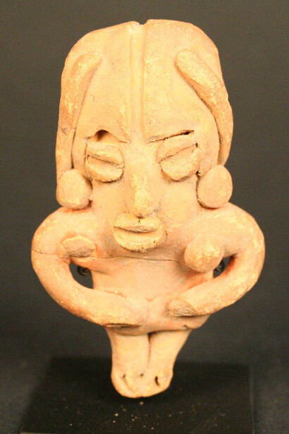 Figurilla antropomorfa femenina
Materiales: Cerámica
Medidas: 74 mm de alto x 46 mm de ancho