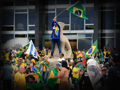 Manifestantes frente al Congreso de Brasil intentando entrar en el recinto en Brasilia en los primeros días del año 2023