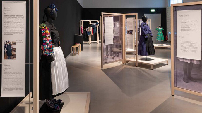 Schwerer stoff. Frauen, trachten, lebensgeschichten, ausstellungsansicht. Mit freundlicher genehmigung des Museums Europäischer Kulturen