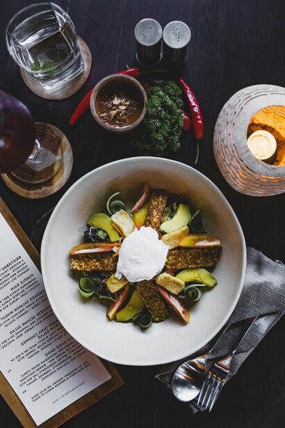 La fotografía del plato y su publicación en redes sociales suelen confirmar la experiencia antes de que el paladar termine de formarse una opinión