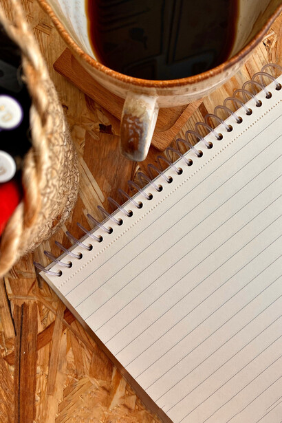 A veces la inspiración no llega de golpe: se sienta frente a nosotros con una taza de café, un libro abierto y el tiempo suficiente para escucharla