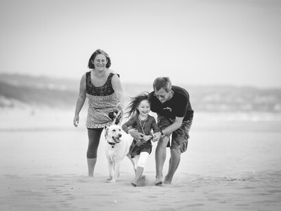Familia disfrutando de un día de playa