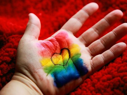 Mão com as cores de uma das bandeiras LGBTQIA+
