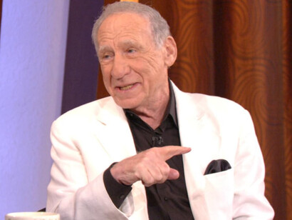 Desde sus primeros años en la radio y la televisión, Mel Brooks desarrolló un estilo basado en el ritmo vertiginoso, el absurdo y la ruptura constante de las convenciones