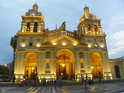 Elegí mi paz, esa que allá no encontraba. Pero no te voy a mentir, el precio fue alto. los asados de los domingos, escuchar las patitas de Draqui correr por la casa, cruzar Córdoba para ver a Anyi… la lista es larga. Catedral de Córdoba, Argentina