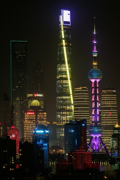 La Shangai Tower illuminata di notte, Shangai, Cina