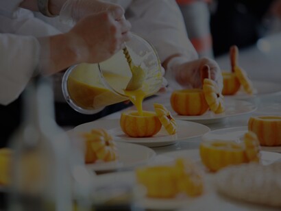 A comida, quando central na história, representa não apenas sustento, mas a busca por amor e conexão na Terra