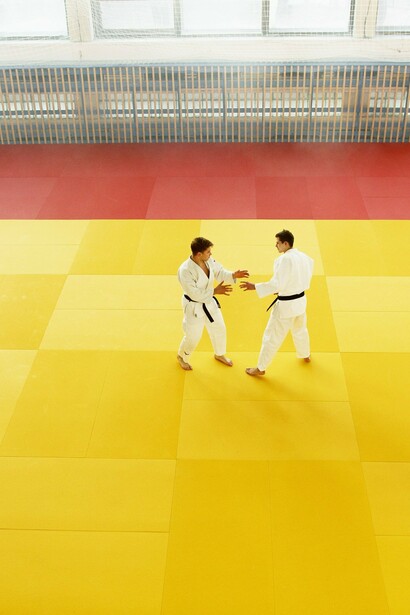 Il Kōdōkan jūdō non ha legami espliciti con il buddhismo, ma il concetto è il medesimo. Applicare la tecnica e proiettare l’avversario va bene, ma il mio compito è concluso solo quando controllo attentamente il movimento del suo corpo e gli permetto di cadere correttamente, in sicurezza