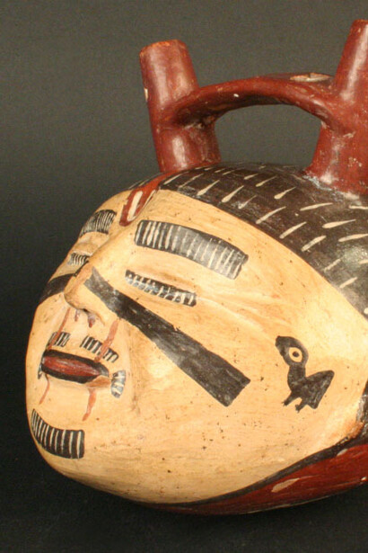 Botella asa puente antropomorfa: Cabeza trofeo

Materiales: Cerámica

Intermedio Temprano

Medidas: 130 mm de alto 400 - 700 d.C.