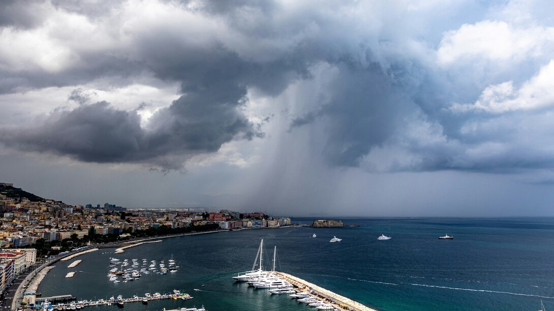 Dalla costiera il mare sembra infinito. A Napoli, il golfo lo stringe e non dà quella sensazione di immenso