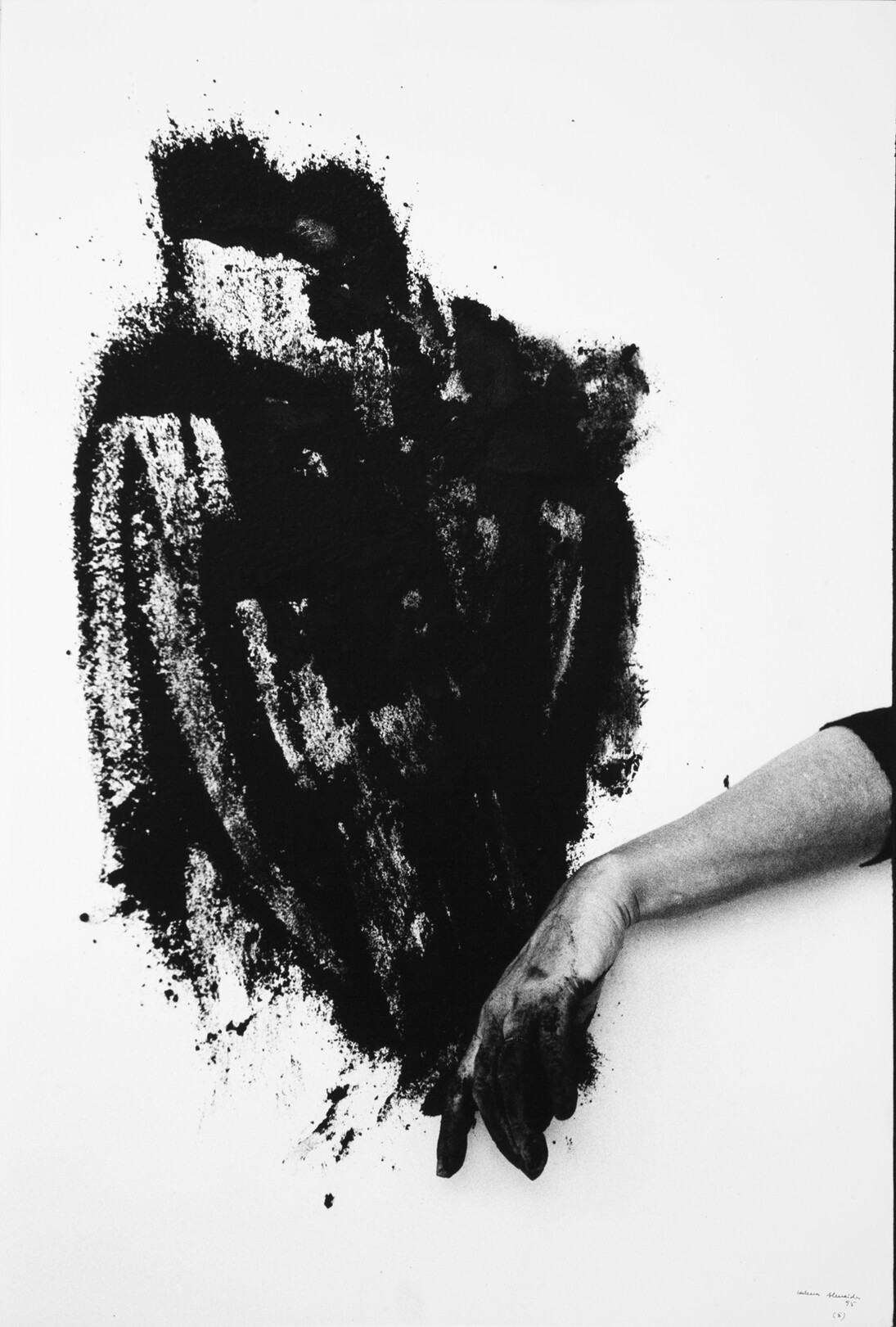 Helena AlmeidaSaída negra [Sortie noire]
1995, Photographie noir et blanc (5 éléments), 71 × 48 cm (chaque), Coll. Norlinda and José Lima, long-term loan to Núcleo de Arte da Oliva Creative Factory, S. João da Madeira. Photo Aníbal Lemos, courtesy Núcleo de Arte da Oliva Creative Factory, S. João da Madeira