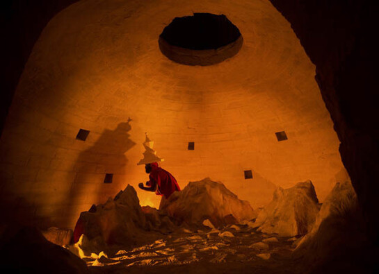 Luigi Presicce, I re del mondo sotto il cielo di terra, 2014, performance per uno spettatore alla volta, accompagnato. Castello di Acaya, Vernole (LE), dittico 100 x 150 cm e 50 x 70 cm