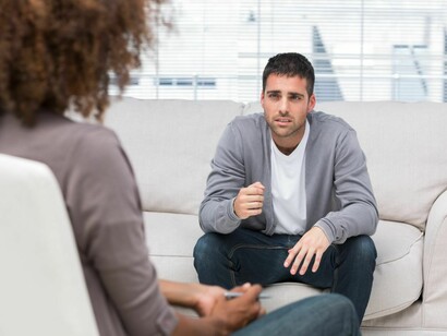 Un hombre en busca de una solución a sus problemas