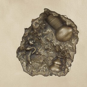 Shan Hur, Crack on The Wall #03-1, (A Man and Two Vases) 2014, bronze, 45 x 45 cm © Shan Hur, 2015, Courtesy: Gazelli Art House, Photography: Benjamin Westoby