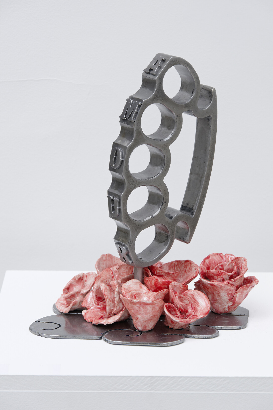 WINSHLUUS, Dans ta gueule mon amour !, 2015 Steel and ceramic, 13 x 10 3/8 x 7 1/8 in., Unique piece, Courtesy Galerie GP & N Vallois, Paris, Photo : Aurélien Mole