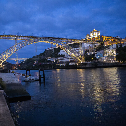 El odio no se restringe a un sentimiento individual y constituye un hecho social que se puede manifestar en discursos y actitudes de racismo, xenofobia, y discriminación. Puente Don Luis I, Oporto, Portugal